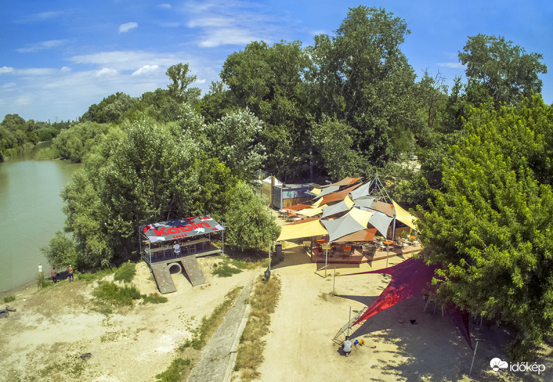 Nyári terasz az Újpesti vasúti hídnál