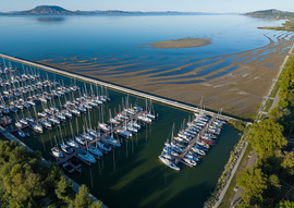 Balatonfenyvesi homokpadok a kikötő mellett