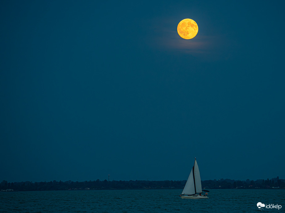 Az utolsó nyári telihold Balatonfüredről