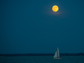 Az utolsó nyári telihold Balatonfüredről