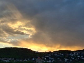 Sugárkoszorúval  búcsúzik a szetemberi nap.