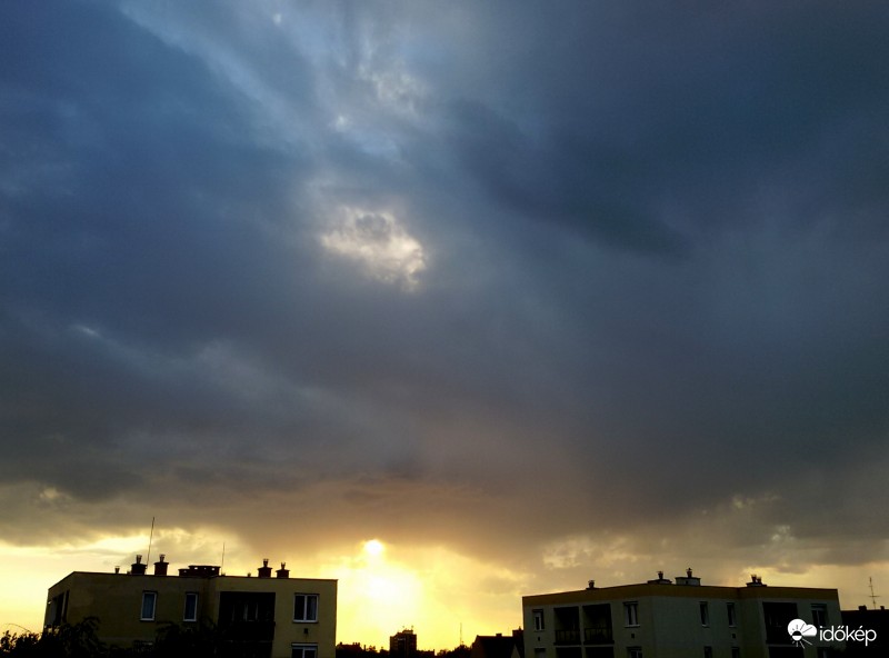 Sötét fellegek takarják a naplementét