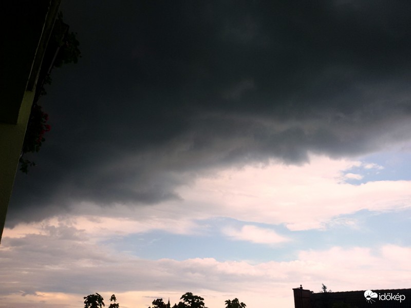 Keleten ilyen virágos