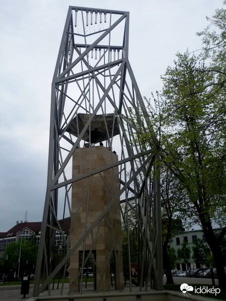 Tizenegyet üt az óra