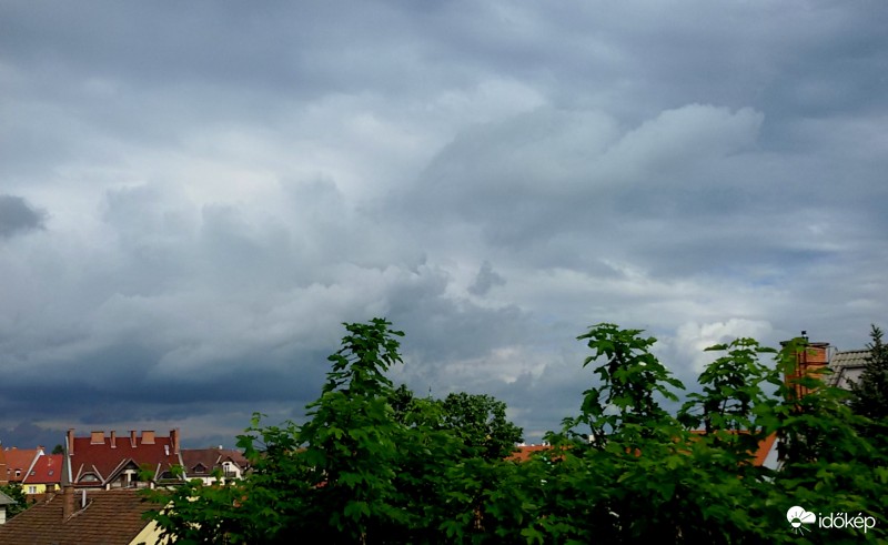 5 órai  felhőjárat