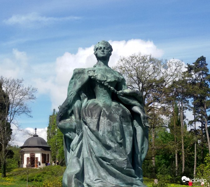 Felhők felett lebeg