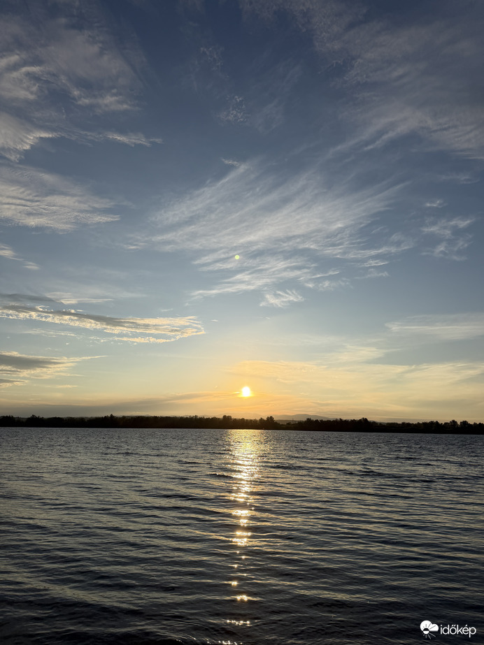 Napnyugta a vízparton