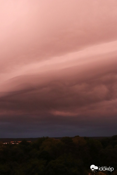 Reggeli zivatar előtt, Gödöllőn
