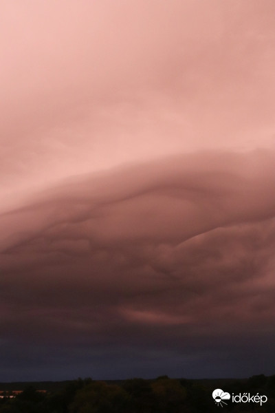 Reggeli zivatar előtt, Gödöllőn