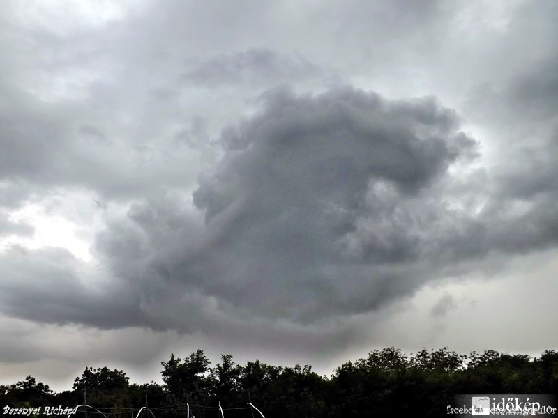 Keleten még most is esik