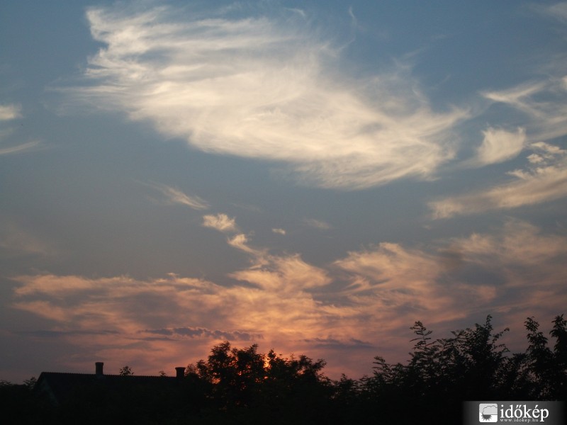 Naplemete cirusokkal