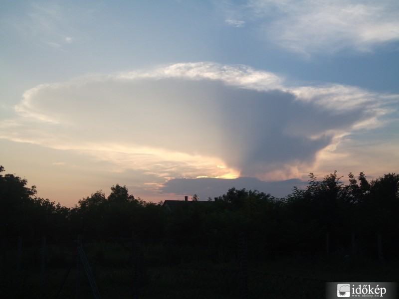 Naplemente üllővel