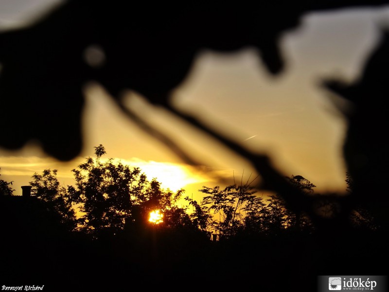 Tegnapi tüzes Naplemente