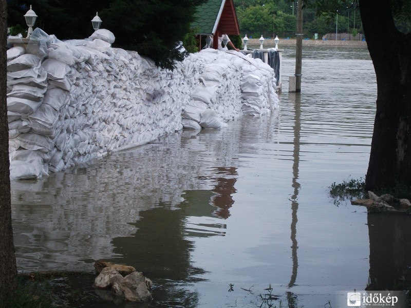 R.RendezvényHáz védése homokzsákokkal. Dolgoznak az önkéntesek!