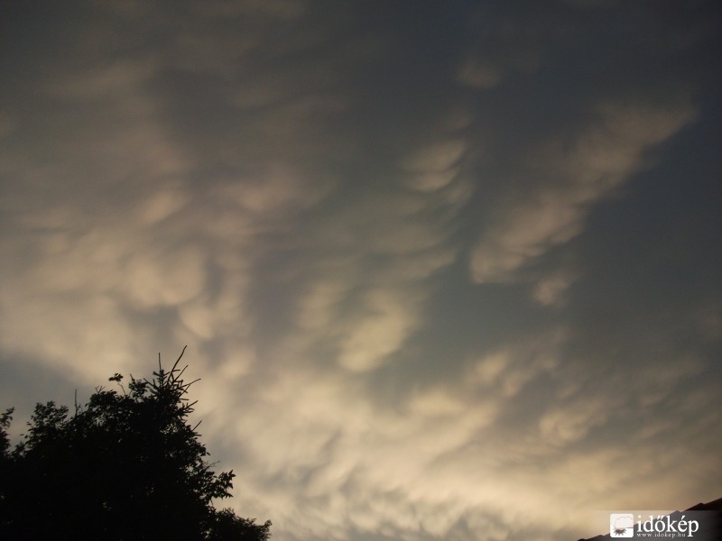 Az egész égboltot uralták