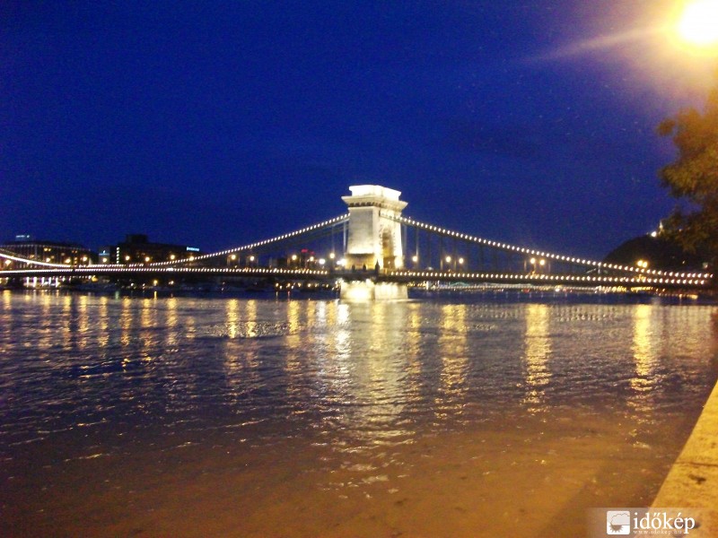 Fényben úszó híd.