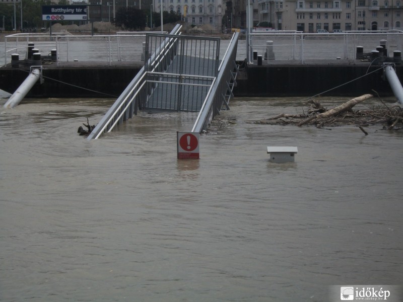 Figyelem, Árvíz...