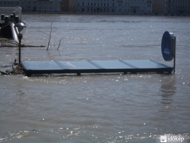 A buszmegálló víz alatt...