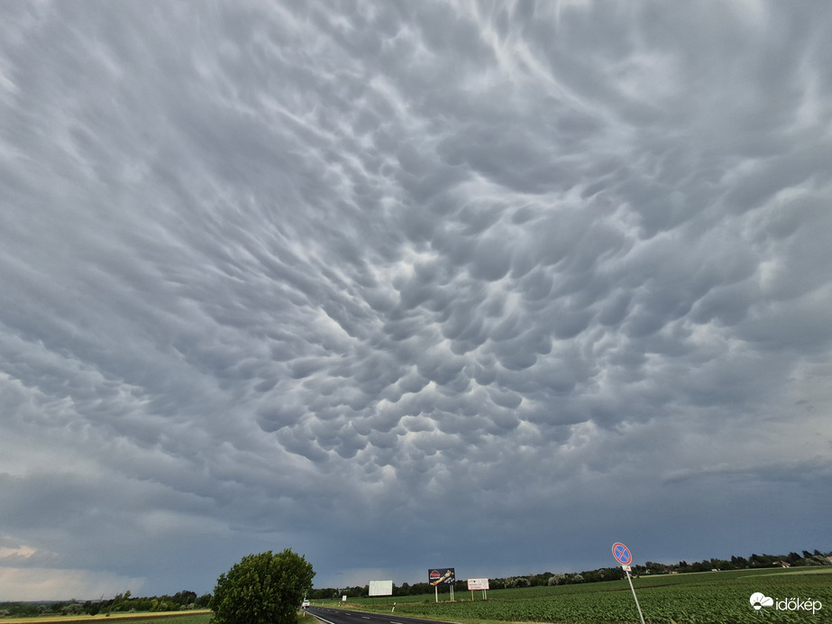 Mammatus Balatonakarattya felett
