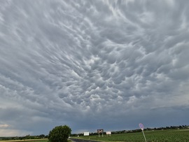 Mammatus Balatonakarattya felett