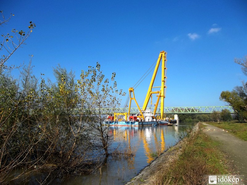 Clark Ádám úszódaru