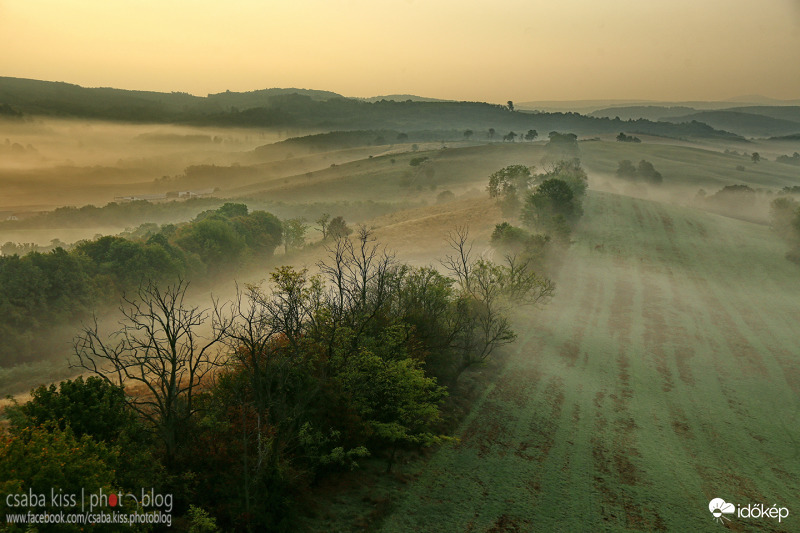 Hajnali ködpára.
