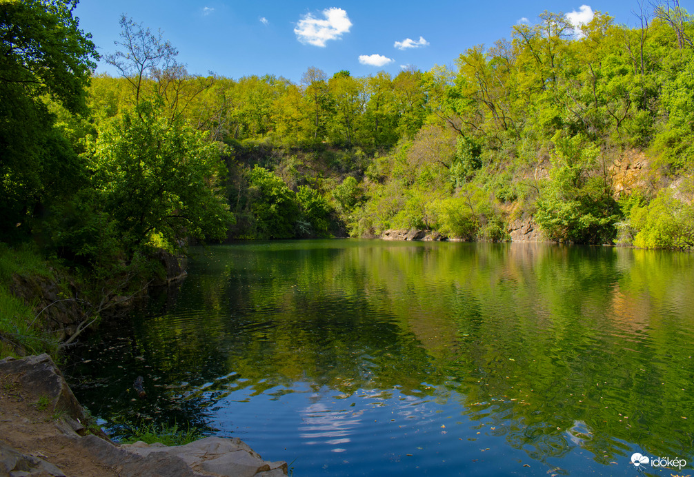 Smaragdzöld víztükör