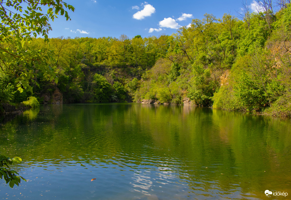 Smaragdzöld víztükör