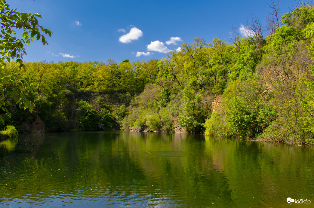 A smaragdzöld víztükör