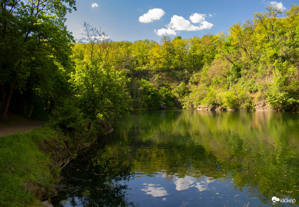 Smaragdzöld víztükör