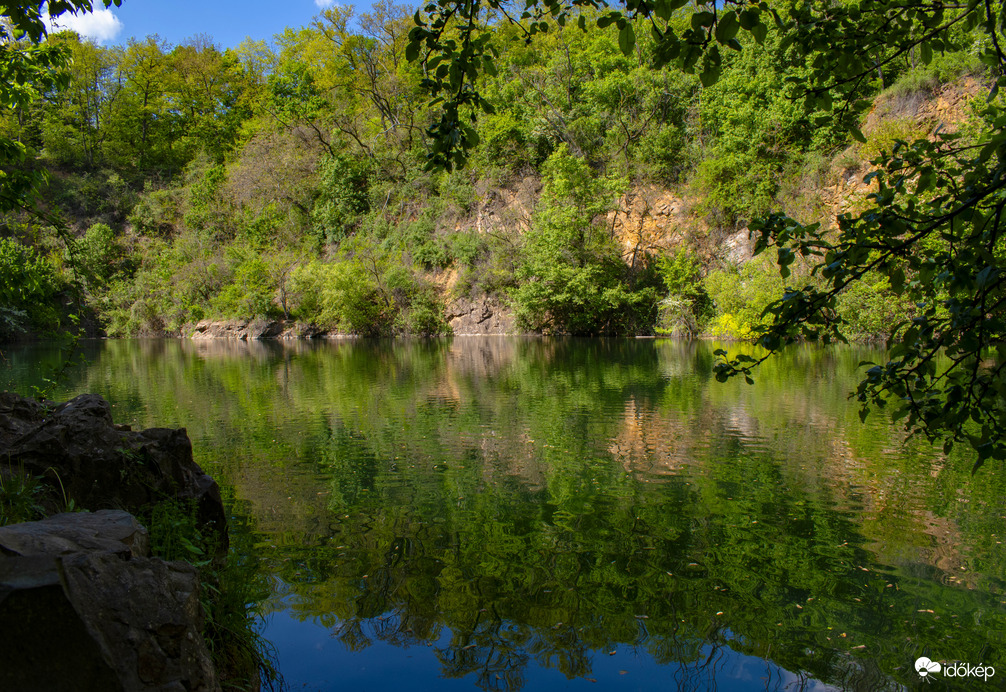 A smaragdzöld víztükör