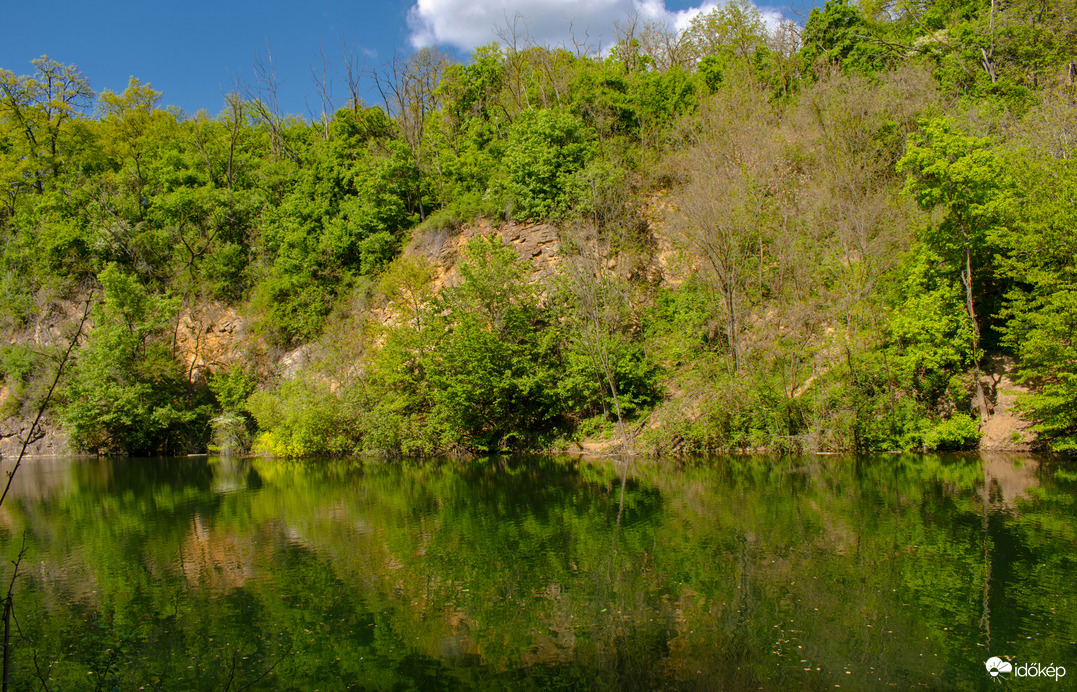 A smaragdzöld víztükör