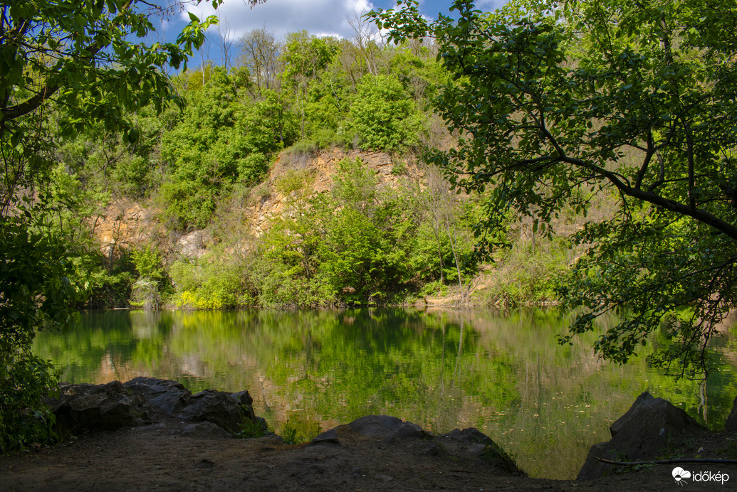 A smaragdzöld víztükör