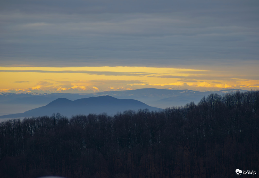 Naplemente a ködtenger felett