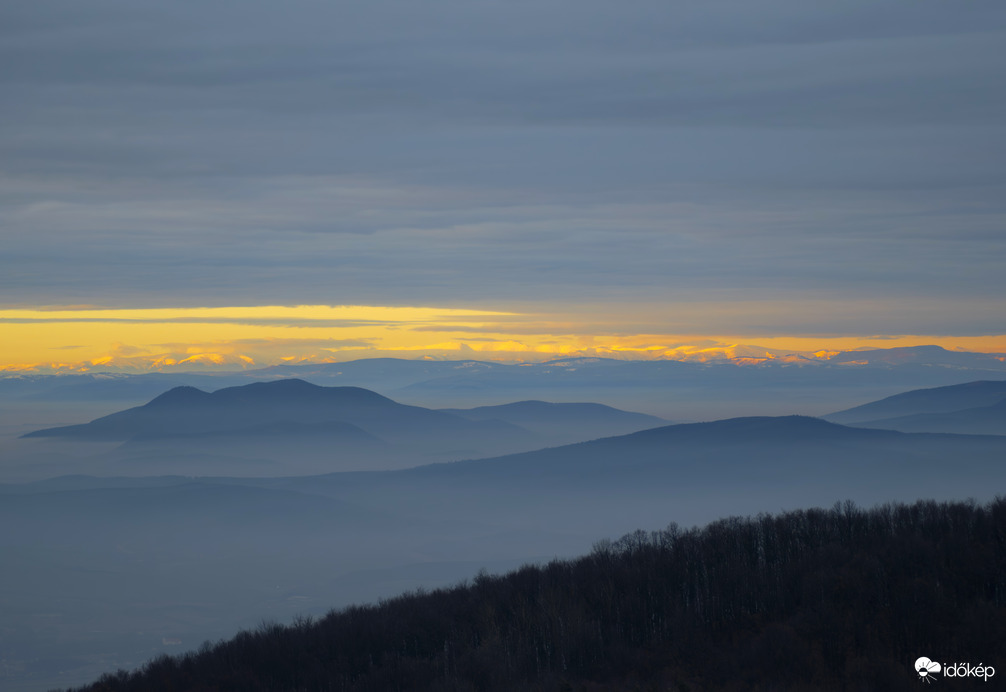 Naplemente a ködtenger felett
