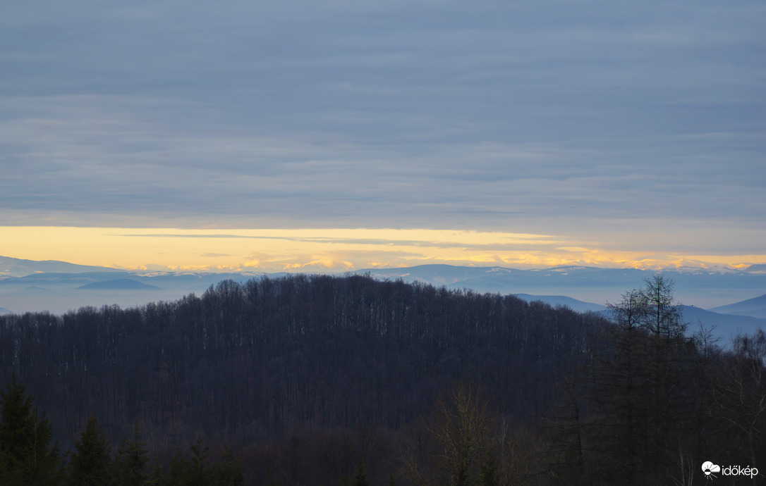 Naplemente a ködtenger felett