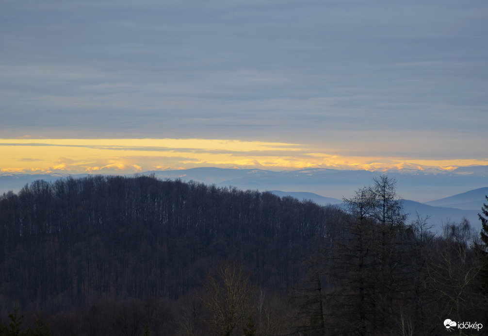 Naplemente a ködtenger felett
