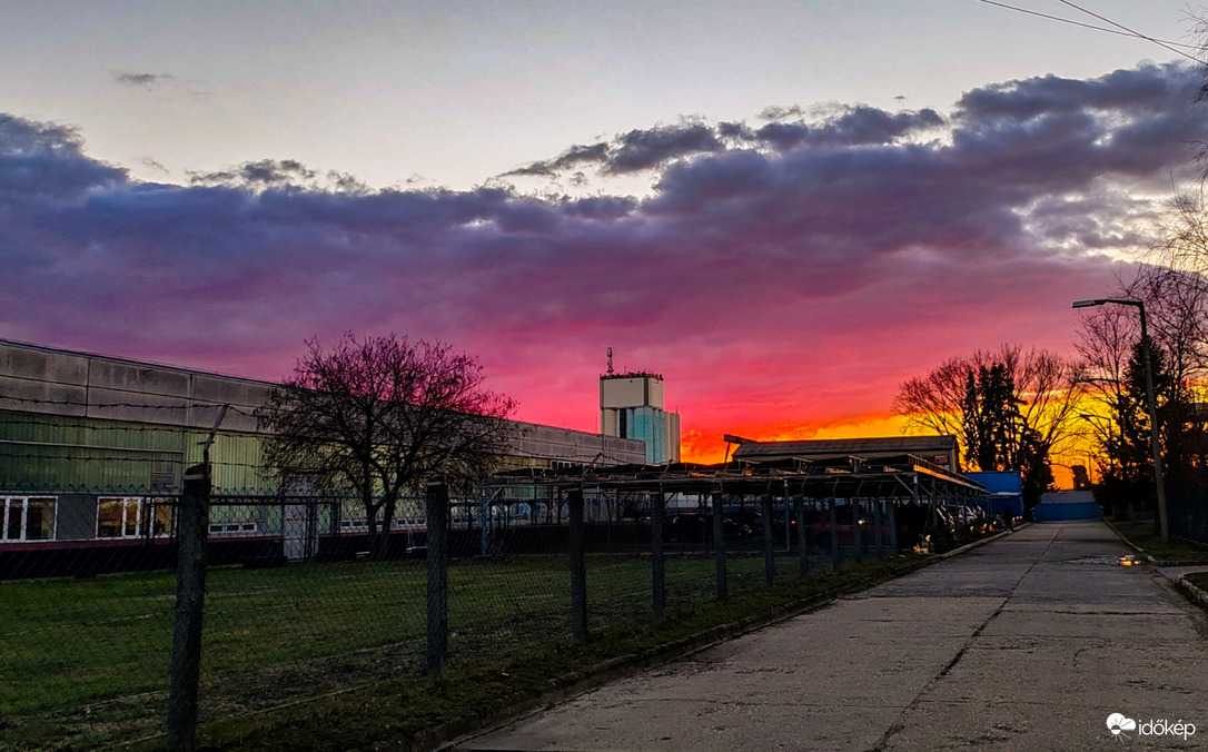 Brutál színekben pompázó naplemente 