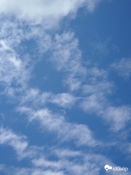 Felhő közül előbukkanó apróság :) 
