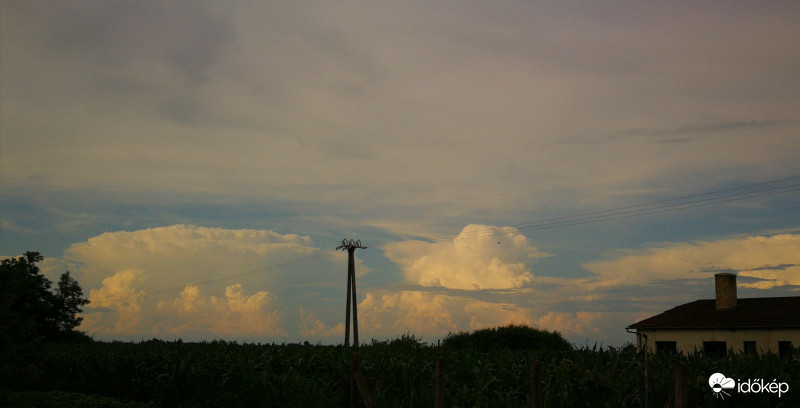 Felhőtorony a messzeségben :) 
