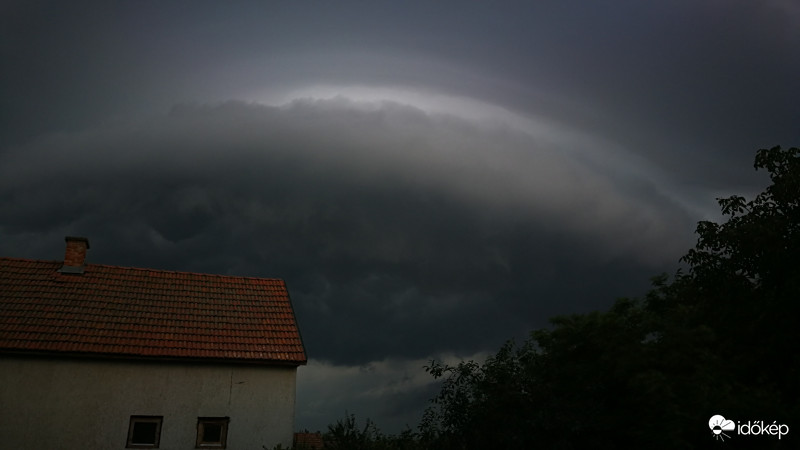 Érkezik a szörnyeteg... 