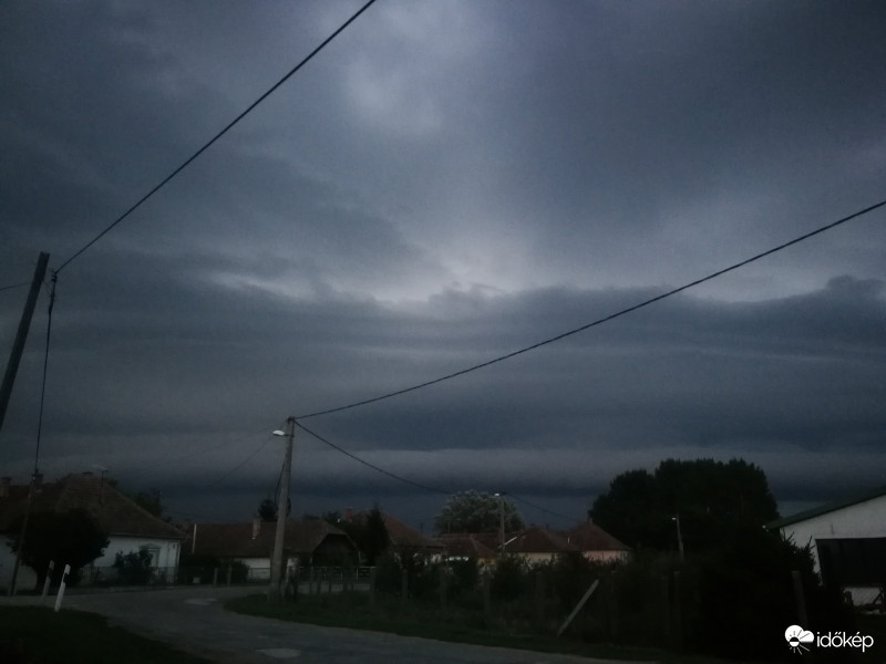 Érkezik... brutális.. szörnyeteg...