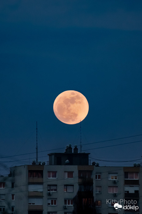 Hold a panelek felett