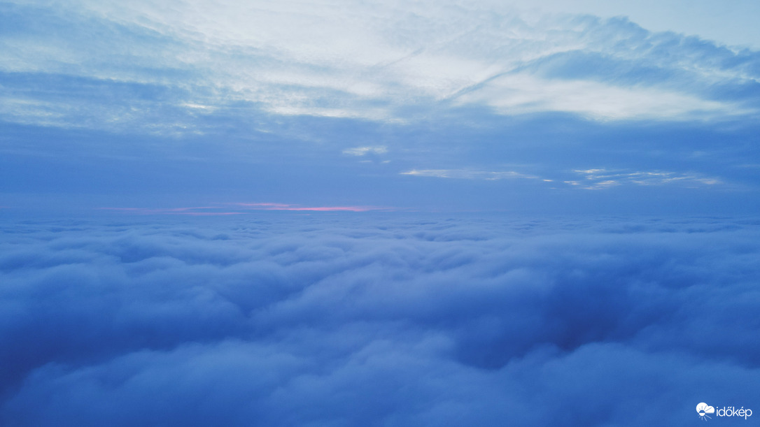 Napnyugta után a paplan felett