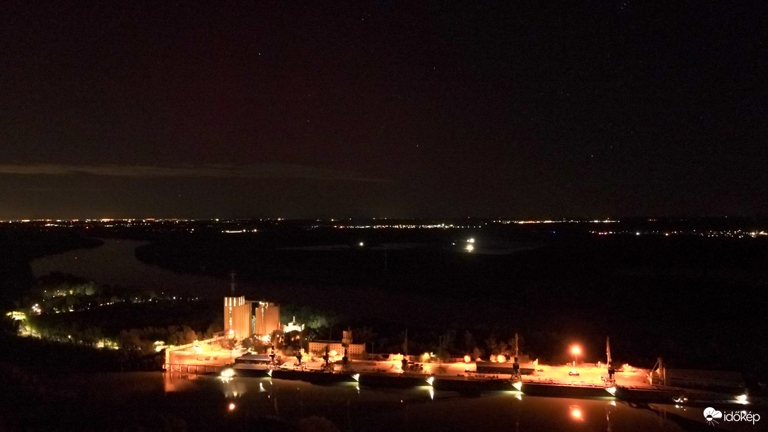 Halványan de kivehető a sarki fény