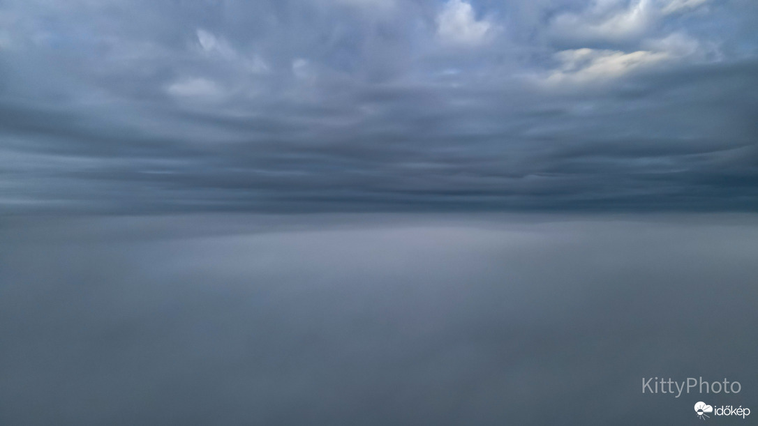 Felhősödik a köd felett