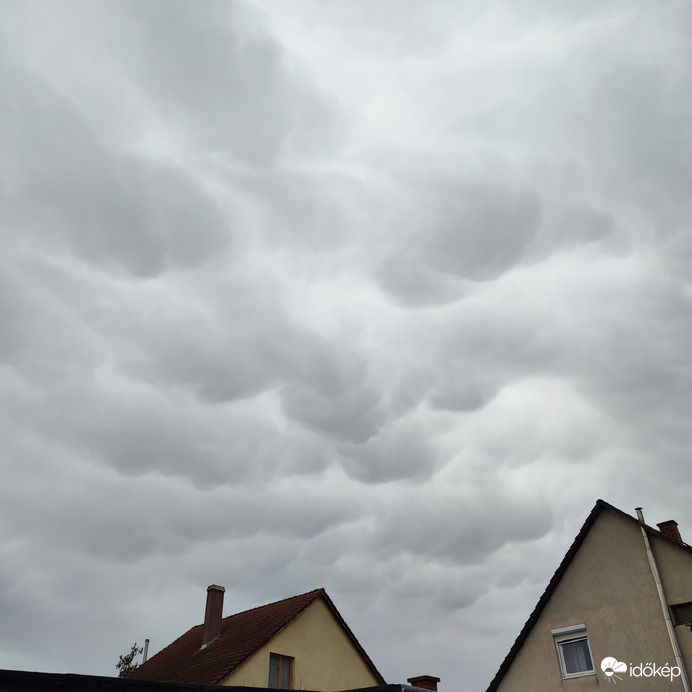 Mammatus Perkáta felett