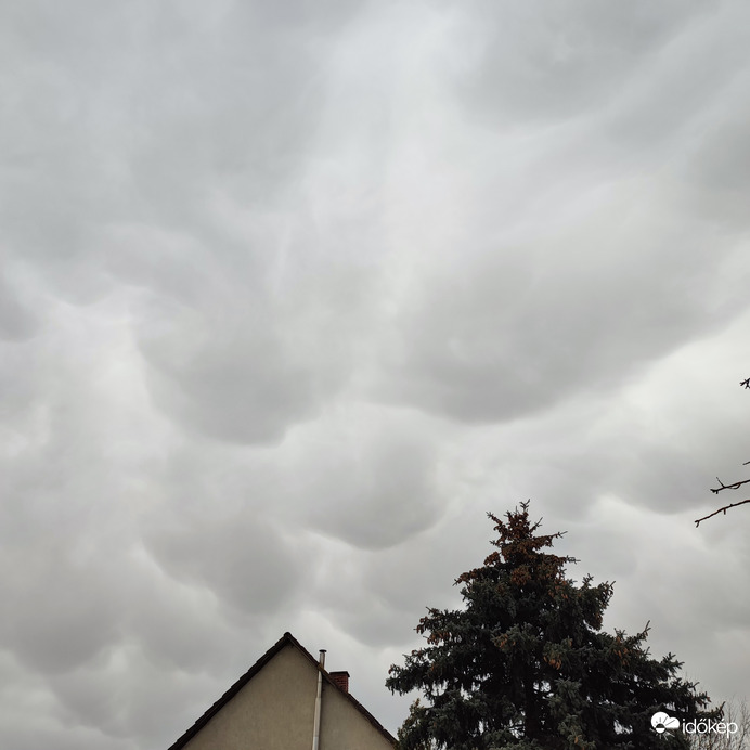 Mammatus Perkáta felett
