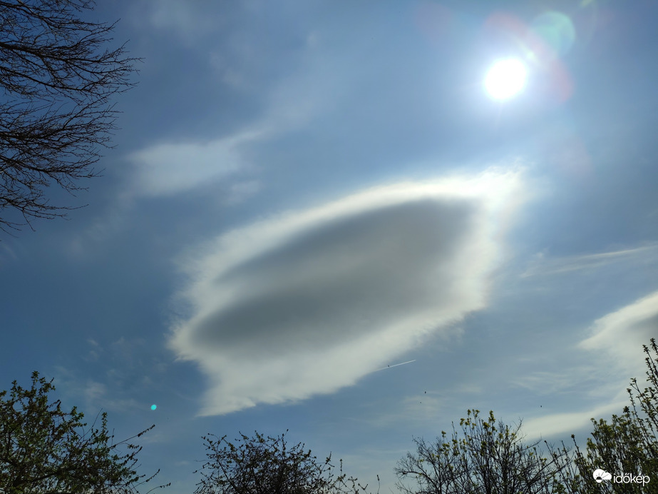 Lencsefelhő?