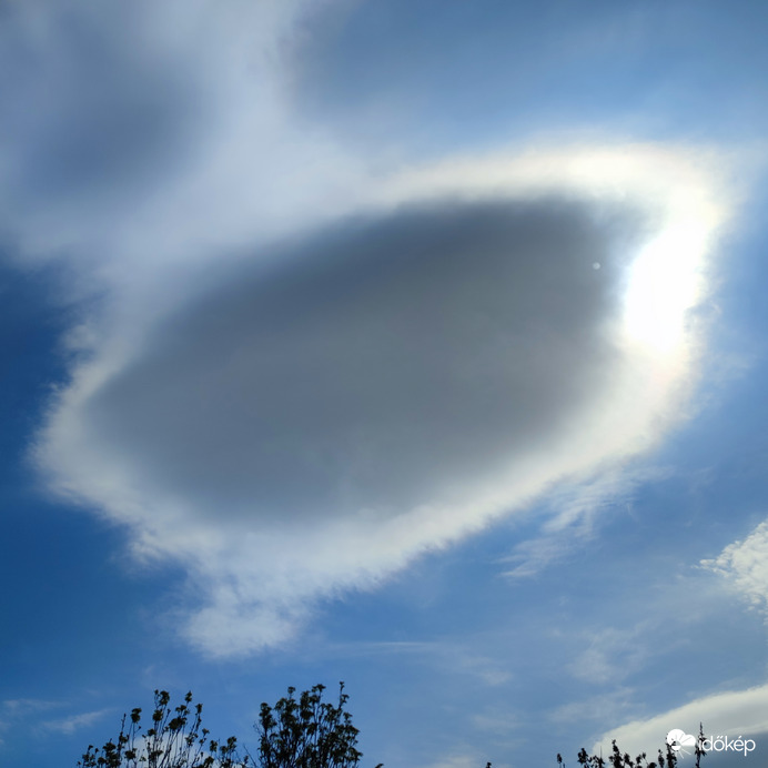 Már el is takarta a Napot